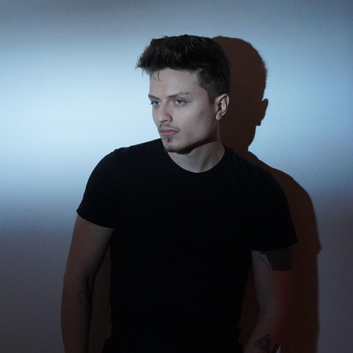 دانلود آهنگ یه چیزی تو هواس پوبون یه چیزی تو هواس پوبون